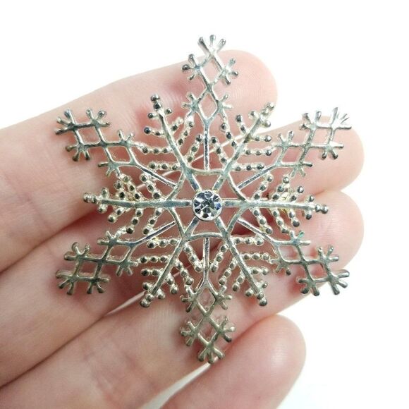 Vintage Snowflake Brooch, Silver Tone Rhinestone Center Winter Holiday Pin - Picture 1 of 6